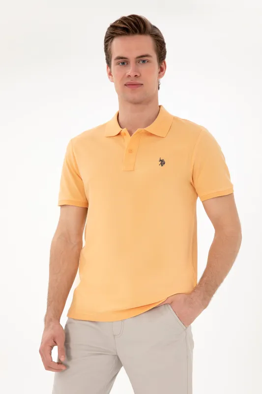 Футболка-поло U.S. Polo Assn. из хлопка станет универсальным дополнением повседневного гардероба. Отложной воротник с застежкой на пуговицы подчеркивает классический стиль изделия, а хлопковая ткань обеспечивает комфорт в течение дня. Футболка-поло дополнена лаконичным дизайном и вышитым логотипом на груди.<br />
<br />
Особенности изделия:<br />
• Отложной воротник с застежкой на пуговицы<br />
• Вышитый логотип<br />
<br />
Цвет: коралловый<br />
Состав: <br />
Уход: бережная стирка при 30°C<br />
Страна производства: Турция<br />
<br />
Рост: ; Параметры: ; Размер на модели:  - G081GL0110GTP04IY025 Футболка муж. (VR202, M)