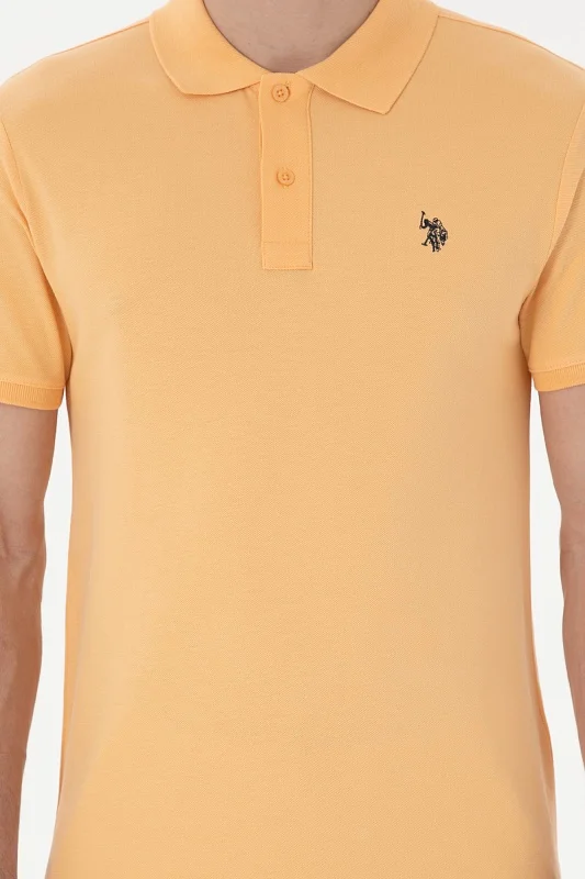 Футболка-поло U.S. Polo Assn. из хлопка станет универсальным дополнением повседневного гардероба. Отложной воротник с застежкой на пуговицы подчеркивает классический стиль изделия, а хлопковая ткань обеспечивает комфорт в течение дня. Футболка-поло дополнена лаконичным дизайном и вышитым логотипом на груди.<br />
<br />
Особенности изделия:<br />
• Отложной воротник с застежкой на пуговицы<br />
• Вышитый логотип<br />
<br />
Цвет: коралловый<br />
Состав: <br />
Уход: бережная стирка при 30°C<br />
Страна производства: Турция<br />
<br />
Рост: ; Параметры: ; Размер на модели:  - G081GL0110GTP04IY025 Футболка муж. (VR202, M)