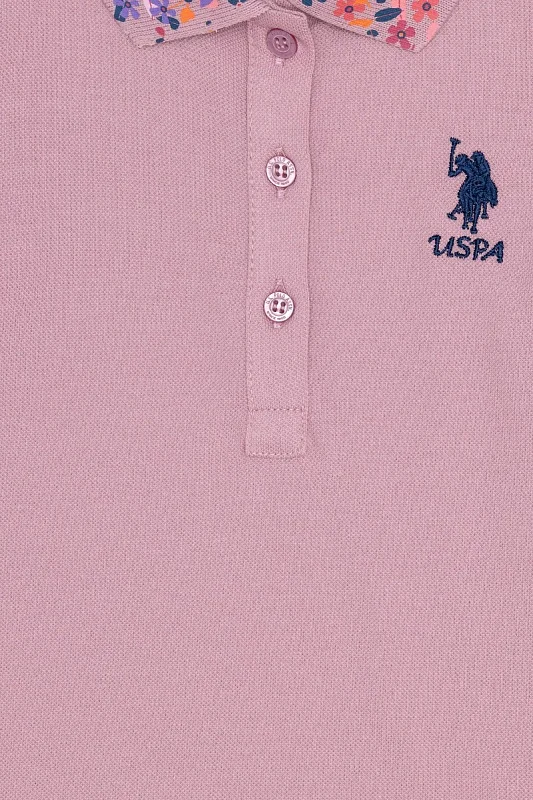 Поло с длинным рукавом из хлопка для девочек U.S. Polo Assn. из хлопка станет стильным дополнением повседневного гардероба. Натуральный хлопок обеспечивает комфорт в течение дня. Контрастные детали делают дизайн более выразительным.<br />
<br />
Цвет: <br />
Состав: <br />
 - G084SZ0820SD01-SK022 Толстовка жен. детс. (VR211, 8_9)