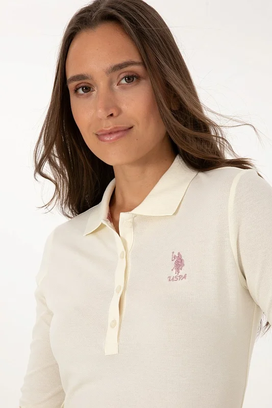 Поло U.S. Polo Assn. из хлопкового материала с длинными рукавами, которые делают модель подходящим выбором для прохладной погоды. Контрастная вышивка с логотипом бренда на груди подчеркивает фирменный стиль изделия. Отложной воротник и планка на пуговицах завершают классический дизайн поло.<br />
<br />
Особенности изделия:<br />
• Хлопок<br />
• Отложной воротник<br />
• Планка на пуговицах<br />
• Вышитый логотип<br />
<br />
Цвет: молочный<br />
Состав: <br />
Уход: бережная стирка при 30°C<br />
Страна производства: Турция<br />
Рост: ; Параметры: ; Размер на модели:  - G082SZ0820TPG_SK025 Толстовка жен. (VR256, M)