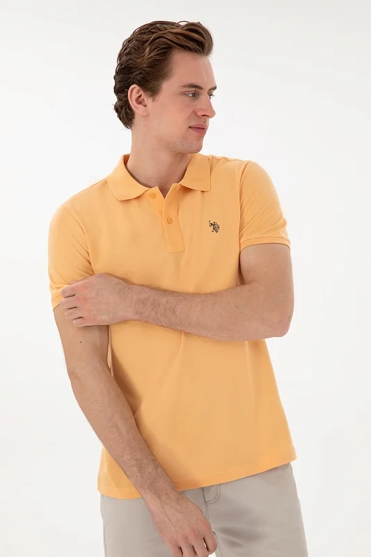 Футболка-поло U.S. Polo Assn. из хлопка станет универсальным дополнением повседневного гардероба. Отложной воротник с застежкой на пуговицы подчеркивает классический стиль изделия, а хлопковая ткань обеспечивает комфорт в течение дня. Футболка-поло дополнена лаконичным дизайном и вышитым логотипом на груди.<br />
<br />
Особенности изделия:<br />
• Отложной воротник с застежкой на пуговицы<br />
• Вышитый логотип<br />
<br />
Цвет: коралловый<br />
Состав: <br />
Уход: бережная стирка при 30°C<br />
Страна производства: Турция<br />
<br />
Рост: ; Параметры: ; Размер на модели:  - G081GL0110GTP04IY025 Футболка муж. (VR202, M)