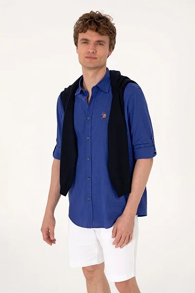 Рубашка U.S. Polo Assn. из хлопка с добавлением льна прямого кроя. Лен в составе делает ткань более лёгкой и придаёт ей естественную фактуру. Классический воротник и застёжка на пуговицы сохраняют аккуратный вид. Регулировка длины рукавов позволяет носить их в полном или подвернутом виде, а вышитый логотип подчёркивает принадлежность к бренду.<br />
<br />
Особенности изделия:<br />
• Прямой крой<br />
• Классический воротник<br />
• Застёжка на пуговицы<br />
• Регулировка длины рукавов<br />
• Лен в составе<br />
• Вышитый логотип<br />
<br />
Цвет: королевский синий<br />
Состав: <br />
Уход: бережная стирка при 30°C<br />
Страна производства: Турция<br />
Рост: ; Параметры: ; Размер на модели:  - G081SZ0040ENZO025Y Сорочка муж. (VR212, M)