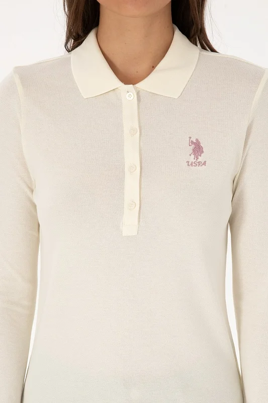 Поло U.S. Polo Assn. из хлопкового материала с длинными рукавами, которые делают модель подходящим выбором для прохладной погоды. Контрастная вышивка с логотипом бренда на груди подчеркивает фирменный стиль изделия. Отложной воротник и планка на пуговицах завершают классический дизайн поло.<br />
<br />
Особенности изделия:<br />
• Хлопок<br />
• Отложной воротник<br />
• Планка на пуговицах<br />
• Вышитый логотип<br />
<br />
Цвет: молочный<br />
Состав: <br />
Уход: бережная стирка при 30°C<br />
Страна производства: Турция<br />
Рост: ; Параметры: ; Размер на модели:  - G082SZ0820TPG_SK025 Толстовка жен. (VR256, M)