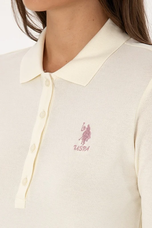 Поло U.S. Polo Assn. из хлопкового материала с длинными рукавами, которые делают модель подходящим выбором для прохладной погоды. Контрастная вышивка с логотипом бренда на груди подчеркивает фирменный стиль изделия. Отложной воротник и планка на пуговицах завершают классический дизайн поло.<br />
<br />
Особенности изделия:<br />
• Хлопок<br />
• Отложной воротник<br />
• Планка на пуговицах<br />
• Вышитый логотип<br />
<br />
Цвет: молочный<br />
Состав: <br />
Уход: бережная стирка при 30°C<br />
Страна производства: Турция<br />
Рост: ; Параметры: ; Размер на модели:  - G082SZ0820TPG_SK025 Толстовка жен. (VR256, M)