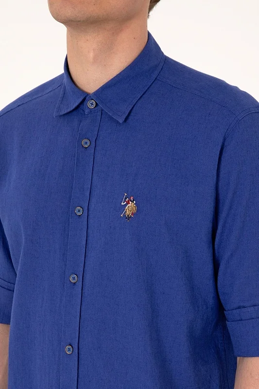 Рубашка U.S. Polo Assn. из хлопка с добавлением льна прямого кроя. Лен в составе делает ткань более лёгкой и придаёт ей естественную фактуру. Классический воротник и застёжка на пуговицы сохраняют аккуратный вид. Регулировка длины рукавов позволяет носить их в полном или подвернутом виде, а вышитый логотип подчёркивает принадлежность к бренду.<br />
<br />
Особенности изделия:<br />
• Прямой крой<br />
• Классический воротник<br />
• Застёжка на пуговицы<br />
• Регулировка длины рукавов<br />
• Лен в составе<br />
• Вышитый логотип<br />
<br />
Цвет: королевский синий<br />
Состав: <br />
Уход: бережная стирка при 30°C<br />
Страна производства: Турция<br />
Рост: ; Параметры: ; Размер на модели:  - G081SZ0040ENZO025Y Сорочка муж. (VR212, M)