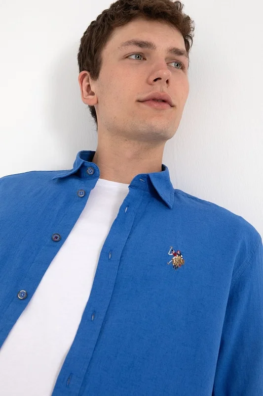 Рубашка U.S. Polo Assn. из хлопка с добавлением льна прямого кроя. Лен в составе делает ткань более лёгкой и придаёт ей естественную фактуру. Классический воротник и застёжка на пуговицы сохраняют аккуратный вид. Регулировка длины рукавов позволяет носить их в полном или подвернутом виде, а вышитый логотип подчёркивает принадлежность к бренду.<br />
<br />
Особенности изделия:<br />
• Прямой крой<br />
• Классический воротник<br />
• Застёжка на пуговицы<br />
• Регулировка длины рукавов<br />
• Лен в составе<br />
• Вышитый логотип<br />
<br />
Цвет: синий<br />
Состав: <br />
Уход: бережная стирка при 30°C<br />
Страна производства: Турция<br />
Рост: ; Параметры: ; Размер на модели:  - G081SZ0040ENZO025Y Сорочка муж. (VR028, S)