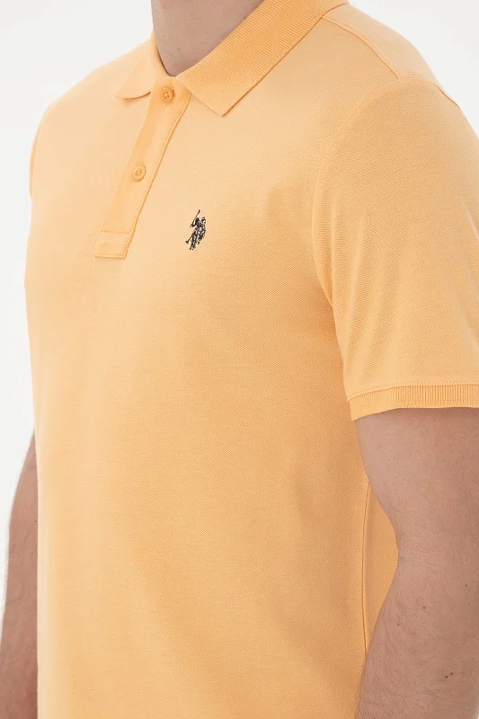 Футболка-поло U.S. Polo Assn. из хлопка станет универсальным дополнением повседневного гардероба. Отложной воротник с застежкой на пуговицы подчеркивает классический стиль изделия, а хлопковая ткань обеспечивает комфорт в течение дня. Футболка-поло дополнена лаконичным дизайном и вышитым логотипом на груди.<br />
<br />
Особенности изделия:<br />
• Отложной воротник с застежкой на пуговицы<br />
• Вышитый логотип<br />
<br />
Цвет: коралловый<br />
Состав: <br />
Уход: бережная стирка при 30°C<br />
Страна производства: Турция<br />
<br />
Рост: ; Параметры: ; Размер на модели:  - G081GL0110GTP04IY025 Футболка муж. (VR202, M)