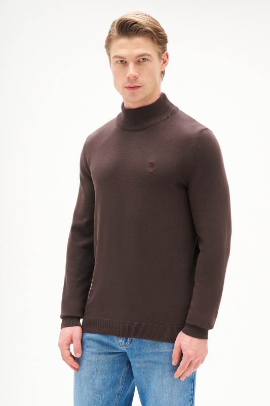 темно-коричневый