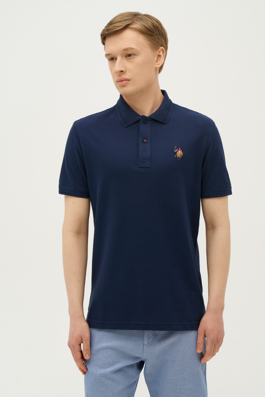 Футболка-поло U.S. Polo Assn. из хлопка станет универсальным дополнением повседневного гардероба. Отложной воротник с застежкой на пуговицы подчеркивает классический стиль изделия, а хлопковая ткань обеспечивает комфорт в течение дня. Футболка-поло дополнена лаконичным дизайном и вышитым логотипом на груди.<br />
<br />
Особенности изделия:<br />
• Отложной воротник с застежкой на пуговицы<br />
• Вышитый логотип<br />
<br />
Цвет: темно-синий<br />
Состав: <br />
Уход: бережная стирка при 30°C<br />
Страна производства: Турция<br />
<br />
Рост: ; Параметры: ; Размер на модели:  - G081SZ0110TP04SK023-R Футболка муж. (VR033, XS)