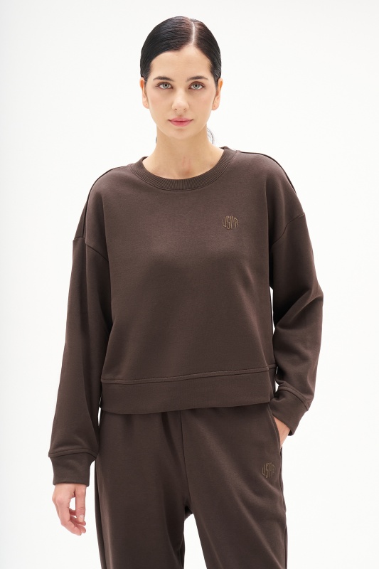 темно-коричневый