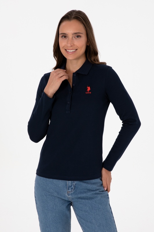 Поло U.S. Polo Assn. из хлопкового материала с длинными рукавами, которые делают модель подходящим выбором для прохладной погоды. Контрастная вышивка с логотипом бренда на груди подчеркивает фирменный стиль изделия. Отложной воротник и планка на пуговицах завершают классический дизайн поло.<br />
<br />
Особенности изделия:<br />
• Хлопок<br />
• Отложной воротник<br />
• Планка на пуговицах<br />
• Вышитый логотип<br />
<br />
Цвет: темно-синий<br />
Состав: <br />
Уход: бережная стирка при 30°C<br />
Страна производства: Турция<br />
Рост: ; Параметры: ; Размер на модели:  - G082SZ0820TPG_SK025 Толстовка жен. (VR033, S)