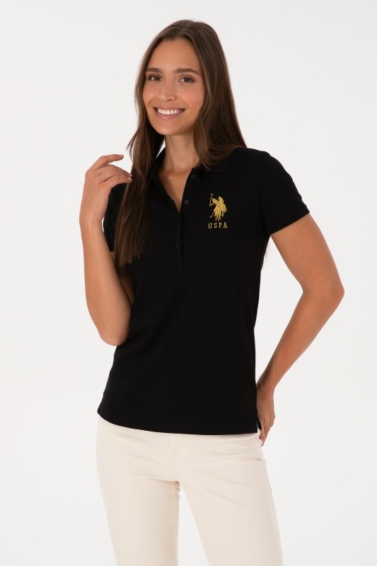 Футболка-поло U.S. Polo Assn. из хлопка, который обеспечивает воздухопроницаемость и комфорт в течение дня. Приталенный крой подчеркивает силуэт, а эластичная фактура материала обеспечивает удобную посадку. Отложной воротник и планка на пуговицах придают футболке-поло классический вид, а вышитый логотип бренда дополняет дизайн.<br />
<br />
Особенности изделия:<br />
• Приталенный крой<br />
• Отложной воротник<br />
• Планка на пуговицах<br />
• Вышитый логотип<br />
<br />
Цвет: черный<br />
Состав: <br />
Уход: бережная стирка при 30°C<br />
Страна производства: Турция<br />
Рост: ; Параметры: ; Размер на модели:  - G082SZ0110MTS02225_011 Футболка жен. (VR046, 2XS)