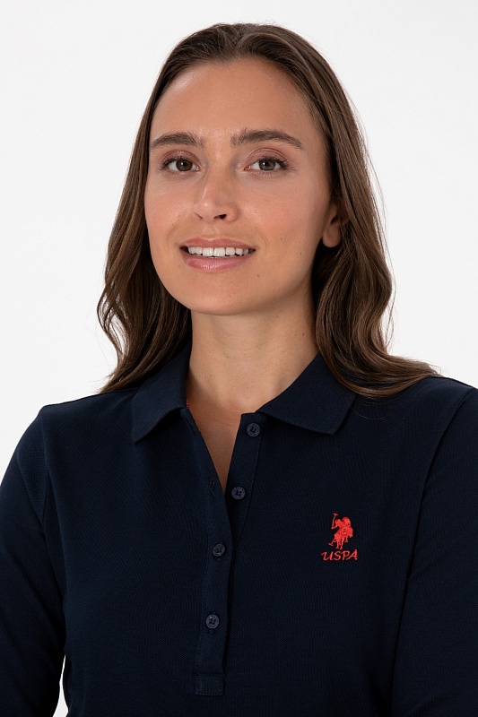 Поло U.S. Polo Assn. из хлопкового материала с длинными рукавами, которые делают модель подходящим выбором для прохладной погоды. Контрастная вышивка с логотипом бренда на груди подчеркивает фирменный стиль изделия. Отложной воротник и планка на пуговицах завершают классический дизайн поло.<br />
<br />
Особенности изделия:<br />
• Хлопок<br />
• Отложной воротник<br />
• Планка на пуговицах<br />
• Вышитый логотип<br />
<br />
Цвет: темно-синий<br />
Состав: <br />
Уход: бережная стирка при 30°C<br />
Страна производства: Турция<br />
Рост: ; Параметры: ; Размер на модели:  - G082SZ0820TPG_SK025 Толстовка жен. (VR033, S)