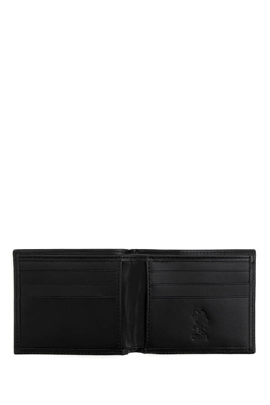 Кошелек U.S. Polo Assn. из натуральной кожи. Внутри расположены отделения для купюр и несколько отделений для карт. Контрастная отделка в цветах бренда украшает лицевую сторону. Тисненые логотип и надпись подчеркивают оформление.<br />
ㅤ<br />
Особенности изделия:<br />
• Натуральная кожа<br />
• Отделения для купюр и карт<br />
• Контрастная отделка<br />
• Тисненый логотип бренда<br />
• Тисненая надпись<br />
ㅤ<br />
Цвет: черный<br />
Состав: <br />
Страна производства: Турция<br />
Габариты: высота: 10 см, ширина: 15 см, глубина: 1 см - A081SZ0CD0K23TESTUDOS Кошелек муж. (VR046)