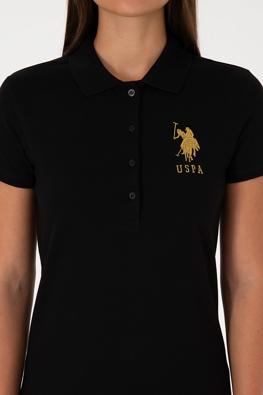 Футболка-поло U.S. Polo Assn. из хлопка, который обеспечивает воздухопроницаемость и комфорт в течение дня. Приталенный крой подчеркивает силуэт, а эластичная фактура материала обеспечивает удобную посадку. Отложной воротник и планка на пуговицах придают футболке-поло классический вид, а вышитый логотип бренда дополняет дизайн.<br />
<br />
Особенности изделия:<br />
• Приталенный крой<br />
• Отложной воротник<br />
• Планка на пуговицах<br />
• Вышитый логотип<br />
<br />
Цвет: черный<br />
Состав: <br />
Уход: бережная стирка при 30°C<br />
Страна производства: Турция<br />
Рост: ; Параметры: ; Размер на модели:  - G082SZ0110MTS02225_011 Футболка жен. (VR046, 2XS)