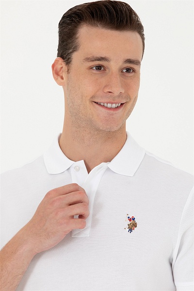 Футболка-поло базовая с логотипом U.S. Polo Assn. из хлопка станет стильным дополнением повседневного гардероба. Натуральный хлопок обеспечивает комфорт в течение дня. Контрастные детали делают дизайн более выразительным.<br />
<br />
Цвет: белый<br />
Состав: <br />
Рост: ; Параметры: ; Размер на модели:  - G081SZ0110TP10IY023 Футболка муж. (VR013, L)