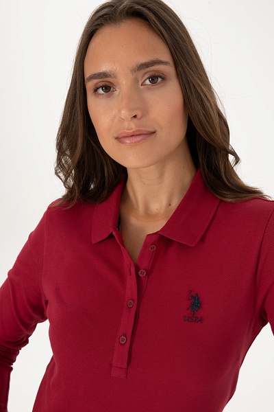 Поло U.S. Polo Assn. из хлопкового материала с длинными рукавами, которые делают модель подходящим выбором для прохладной погоды. Контрастная вышивка с логотипом бренда на груди подчеркивает фирменный стиль изделия. Отложной воротник и планка на пуговицах завершают классический дизайн поло.<br />
<br />
Особенности изделия:<br />
• Хлопок<br />
• Отложной воротник<br />
• Планка на пуговицах<br />
• Вышитый логотип<br />
<br />
Цвет: <br />
Состав: <br />
Уход: бережная стирка при 30°C<br />
Страна производства: Турция<br />
Рост: ; Параметры: ; Размер на модели:  - G082SZ0820TPG_SK025 Толстовка жен. (VR104, M)