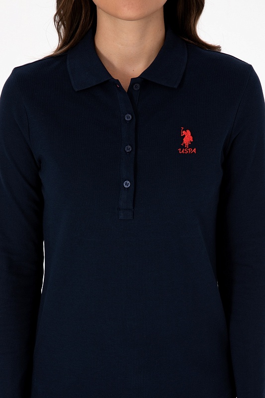 Поло U.S. Polo Assn. из хлопкового материала с длинными рукавами, которые делают модель подходящим выбором для прохладной погоды. Контрастная вышивка с логотипом бренда на груди подчеркивает фирменный стиль изделия. Отложной воротник и планка на пуговицах завершают классический дизайн поло.<br />
<br />
Особенности изделия:<br />
• Хлопок<br />
• Отложной воротник<br />
• Планка на пуговицах<br />
• Вышитый логотип<br />
<br />
Цвет: темно-синий<br />
Состав: <br />
Уход: бережная стирка при 30°C<br />
Страна производства: Турция<br />
Рост: ; Параметры: ; Размер на модели:  - G082SZ0820TPG_SK025 Толстовка жен. (VR033, S)