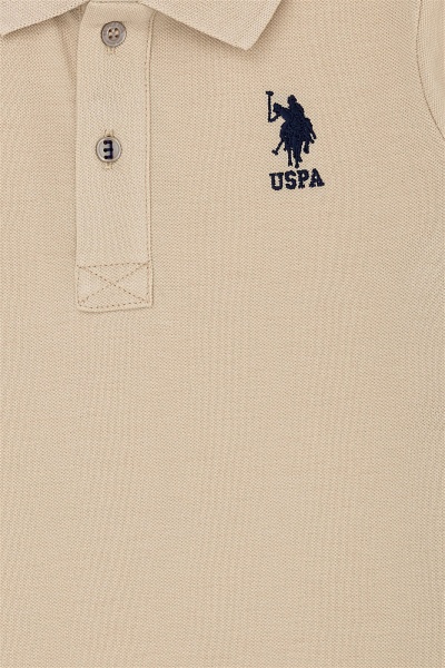 Футболка-поло U.S. Polo Assn. из хлопка станет комфортным выбором для повседневного гардероба девочки. Натуральный хлопок обеспечивает мягкость, позволяет коже дышать и дарит комфорт в течение дня. Классический дизайн с отложным воротником делает изделие универсальным для прогулок, отдыха и учебы. Вышивка с логотипом на груди подчеркивает фирменный стиль бренда.<br />
<br />
Особенности изделия:<br />
• Натуральный хлопок<br />
• Для девочек<br />
• Отложной воротник с застежкой на пуговицы<br />
• Вышивка с логотипом на груди<br />
<br />
Уход: бережная стирка при 30°C<br />
Страна производства: Турция<br />
 - G083SZ0110TP01IY023 Футболка муж. детс. (VR049, 9_10)