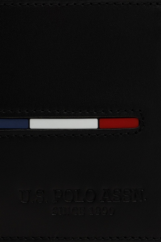 Кошелек U.S. Polo Assn. из натуральной кожи. Внутри расположены отделения для купюр и несколько отделений для карт. Контрастная отделка в цветах бренда украшает лицевую сторону. Тисненые логотип и надпись подчеркивают оформление.<br />
ㅤ<br />
Особенности изделия:<br />
• Натуральная кожа<br />
• Отделения для купюр и карт<br />
• Контрастная отделка<br />
• Тисненый логотип бренда<br />
• Тисненая надпись<br />
ㅤ<br />
Цвет: черный<br />
Состав: <br />
Страна производства: Турция<br />
Габариты: высота: 10 см, ширина: 15 см, глубина: 1 см - A081SZ0CD0K23TESTUDOS Кошелек муж. (VR046)