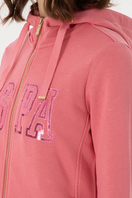 Толстовка на молнии с капюшоном от U.S. Polo Assn. — это стильный элемент гардероба, который прекрасно сочетает в себе комфорт и актуальный дизайн. Мягкий материал обеспечивает приятные ощущения при ношении, а капюшон добавляет уют и защищает от непогоды. Элементы молнии позволяют легко надевать и снимать толстовку, а свобода кроя обеспечивает хорошую подвижность и удобство. Этот предмет отлично подходит для повседневного использования, а также активного отдыха, позволяя уверенно выражать свой индивидуальный стиль.<br />
<br />
Цвет: розовый<br />
Состав: <br />
Рост: ; Параметры: ; Размер на модели:  - G082SZ0820SW0125 Толстовка жен. (VR167, L)