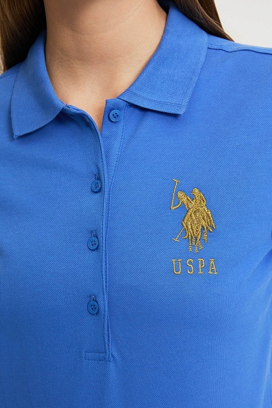 Футболка-поло U.S. Polo Assn. из хлопка, который обеспечивает воздухопроницаемость и комфорт в течение дня. Приталенный крой подчеркивает силуэт, а эластичная фактура материала обеспечивает удобную посадку. Отложной воротник и планка на пуговицах придают футболке-поло классический вид, а вышитый логотип бренда дополняет дизайн.<br />
<br />
Особенности изделия:<br />
• Приталенный крой<br />
• Отложной воротник<br />
• Планка на пуговицах<br />
• Вышитый логотип<br />
<br />
Цвет: синий<br />
Состав: <br />
Уход: бережная стирка при 30°C<br />
Страна производства: Турция<br />
Рост: ; Параметры: ; Размер на модели:  - G082SZ0110MTS02225_011 Футболка жен. (VR028, 2XS)