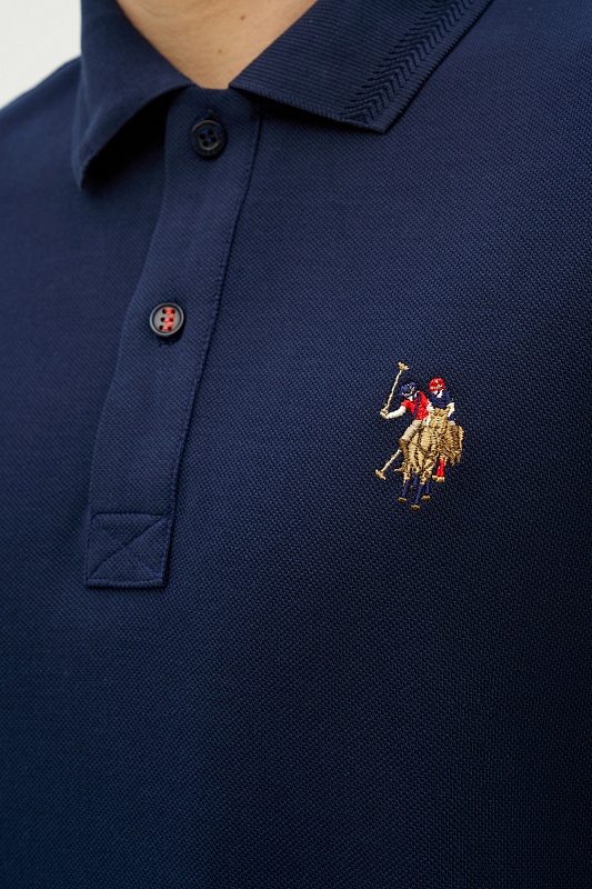 Футболка-поло U.S. Polo Assn. из хлопка станет универсальным дополнением повседневного гардероба. Отложной воротник с застежкой на пуговицы подчеркивает классический стиль изделия, а хлопковая ткань обеспечивает комфорт в течение дня. Футболка-поло дополнена лаконичным дизайном и вышитым логотипом на груди.<br />
<br />
Особенности изделия:<br />
• Отложной воротник с застежкой на пуговицы<br />
• Вышитый логотип<br />
<br />
Цвет: темно-синий<br />
Состав: <br />
Уход: бережная стирка при 30°C<br />
Страна производства: Турция<br />
<br />
Рост: ; Параметры: ; Размер на модели:  - G081SZ0110TP04SK023-R Футболка муж. (VR033, S)