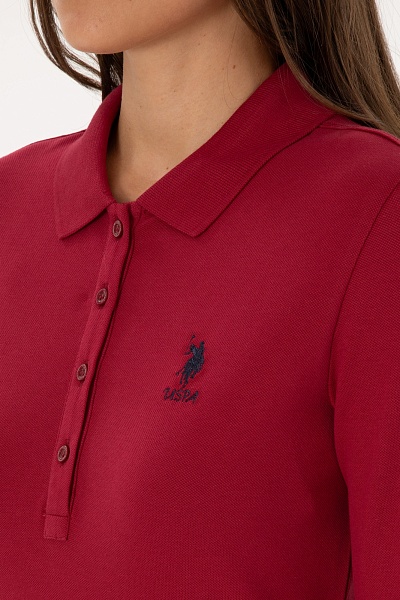 Поло U.S. Polo Assn. из хлопкового материала с длинными рукавами, которые делают модель подходящим выбором для прохладной погоды. Контрастная вышивка с логотипом бренда на груди подчеркивает фирменный стиль изделия. Отложной воротник и планка на пуговицах завершают классический дизайн поло.<br />
<br />
Особенности изделия:<br />
• Хлопок<br />
• Отложной воротник<br />
• Планка на пуговицах<br />
• Вышитый логотип<br />
<br />
Цвет: <br />
Состав: <br />
Уход: бережная стирка при 30°C<br />
Страна производства: Турция<br />
Рост: ; Параметры: ; Размер на модели:  - G082SZ0820TPG_SK025 Толстовка жен. (VR104, M)