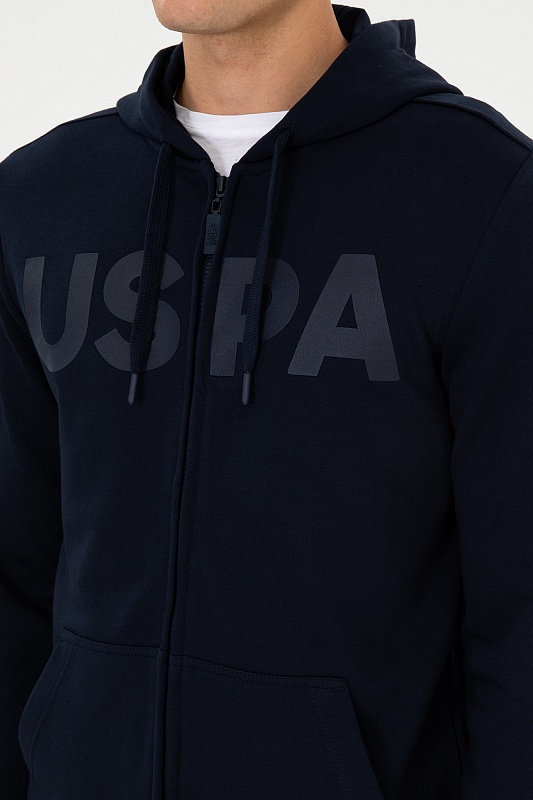 Толстовка на молнии с капюшоном от U.S. Polo Assn. — это стильный элемент гардероба, который прекрасно сочетает в себе комфорт и актуальный дизайн. Мягкий материал обеспечивает приятные ощущения при ношении, а капюшон добавляет уют и защищает от непогоды. Элементы молнии позволяют легко надевать и снимать толстовку, а свобода кроя обеспечивает хорошую подвижность и удобство. Этот предмет отлично подходит для повседневного использования, а также активного отдыха, позволяя уверенно выражать свой индивидуальный стиль.<br />
<br />
Цвет: <br />
Состав: <br />
Рост: ; Параметры: ; Размер на модели:  - G081SZ0820GARENSK025 Толстовка муж. (VR033, 2XL)