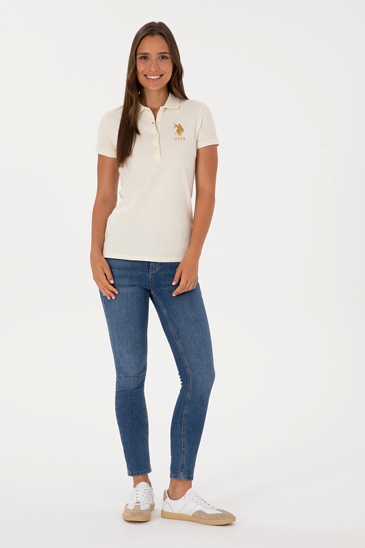 Футболка-поло U.S. Polo Assn. из хлопка, который обеспечивает воздухопроницаемость и комфорт в течение дня. Приталенный крой подчеркивает силуэт, а эластичная фактура материала обеспечивает удобную посадку. Отложной воротник и планка на пуговицах придают футболке-поло классический вид, а вышитый логотип бренда дополняет дизайн.<br />
<br />
Особенности изделия:<br />
• Приталенный крой<br />
• Отложной воротник<br />
• Планка на пуговицах<br />
• Вышитый логотип<br />
<br />
Цвет: кремовый<br />
Состав: <br />
Уход: бережная стирка при 30°C<br />
Страна производства: Турция<br />
Рост: ; Параметры: ; Размер на модели:  - G082SZ0110MTS02225_011 Футболка жен. (VR071, 2XS)