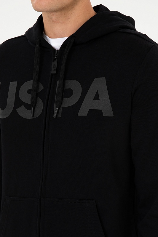 Толстовка на молнии с капюшоном от U.S. Polo Assn. — это стильный элемент гардероба, который прекрасно сочетает в себе комфорт и актуальный дизайн. Мягкий материал обеспечивает приятные ощущения при ношении, а капюшон добавляет уют и защищает от непогоды. Элементы молнии позволяют легко надевать и снимать толстовку, а свобода кроя обеспечивает хорошую подвижность и удобство. Этот предмет отлично подходит для повседневного использования, а также активного отдыха, позволяя уверенно выражать свой индивидуальный стиль.<br />
<br />
Цвет: <br />
Состав: <br />
Рост: ; Параметры: ; Размер на модели:  - G081SZ0820GARENSK025 Толстовка муж. (VR046, L)