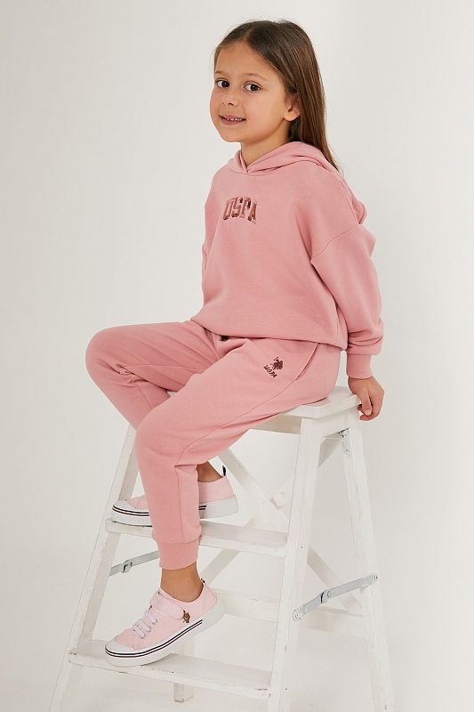 Спортивный костюм худи и брюки для девочек U.S. Polo Assn. с хлопком станет стильным дополнением повседневного гардероба. Вискоза делает ткань более мягкой и приятной на ощупь. Лаконичный дизайн делает брюки практичным выбором на каждый день.<br />
<br />
Цвет: светло-розовый<br />
Состав: <br />
 - G084SZ0HF0US1662 Костюм дом. жен. детс. (VR041, 4-5)