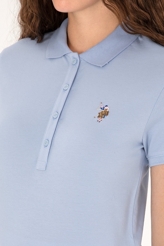 Рубашка U.S. Polo Assn. из хлопка прямого кроя с отложным воротником и застежкой на пуговицы. Натуральный материал хорошо пропускает воздух и обеспечивает комфорт в течение дня. Воротник с фиксацией на пуговицы помогает сохранять аккуратную форму, а короткие рукава обеспечивают свободу движений. Контрастный вышитый логотип подчеркивает принадлежность к бренду.<br />
<br />
Особенности изделия:<br />
• Отложной воротник на пуговицах<br />
• Застежка на пуговицы<br />
• Короткие рукава<br />
• Вышитый логотип<br />
<br />
Цвет: светло-голубой<br />
Состав: <br />
Уход: бережная стирка при 30°C<br />
Страна производства: Турция - G082SZ0110TP0125_CLR Футболка жен. (VR003, 2XL)