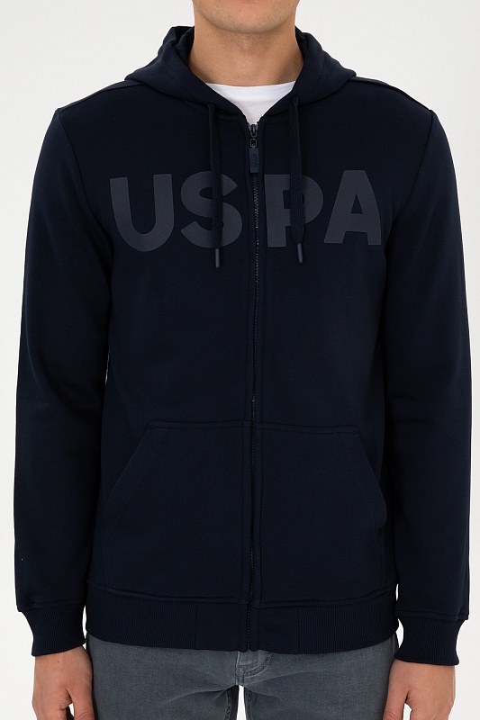Толстовка на молнии с капюшоном от U.S. Polo Assn. — это стильный элемент гардероба, который прекрасно сочетает в себе комфорт и актуальный дизайн. Мягкий материал обеспечивает приятные ощущения при ношении, а капюшон добавляет уют и защищает от непогоды. Элементы молнии позволяют легко надевать и снимать толстовку, а свобода кроя обеспечивает хорошую подвижность и удобство. Этот предмет отлично подходит для повседневного использования, а также активного отдыха, позволяя уверенно выражать свой индивидуальный стиль.<br />
<br />
Цвет: <br />
Состав: <br />
Рост: ; Параметры: ; Размер на модели:  - G081SZ0820GARENSK025 Толстовка муж. (VR033, 2XL)