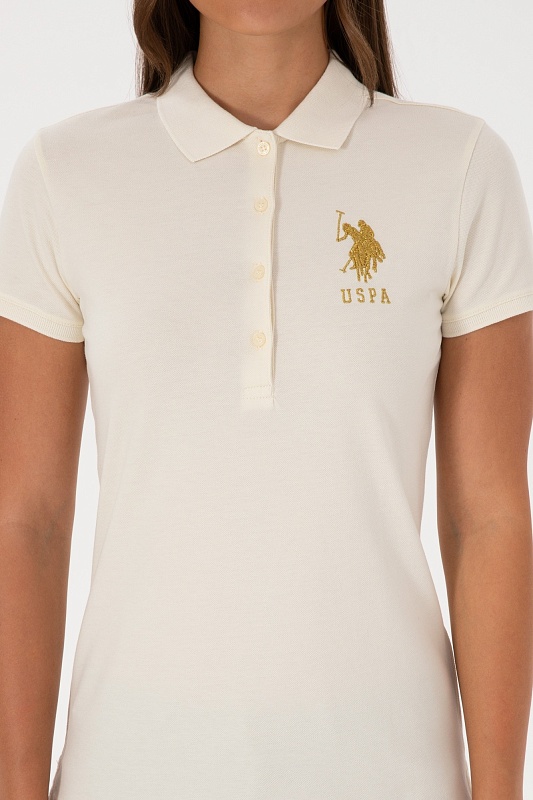 Футболка-поло U.S. Polo Assn. из хлопка, который обеспечивает воздухопроницаемость и комфорт в течение дня. Приталенный крой подчеркивает силуэт, а эластичная фактура материала обеспечивает удобную посадку. Отложной воротник и планка на пуговицах придают футболке-поло классический вид, а вышитый логотип бренда дополняет дизайн.<br />
<br />
Особенности изделия:<br />
• Приталенный крой<br />
• Отложной воротник<br />
• Планка на пуговицах<br />
• Вышитый логотип<br />
<br />
Цвет: кремовый<br />
Состав: <br />
Уход: бережная стирка при 30°C<br />
Страна производства: Турция<br />
Рост: ; Параметры: ; Размер на модели:  - G082SZ0110MTS02225_011 Футболка жен. (VR071, 2XS)