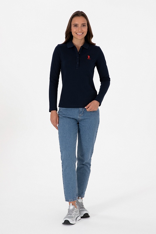 Поло U.S. Polo Assn. из хлопкового материала с длинными рукавами, которые делают модель подходящим выбором для прохладной погоды. Контрастная вышивка с логотипом бренда на груди подчеркивает фирменный стиль изделия. Отложной воротник и планка на пуговицах завершают классический дизайн поло.<br />
<br />
Особенности изделия:<br />
• Хлопок<br />
• Отложной воротник<br />
• Планка на пуговицах<br />
• Вышитый логотип<br />
<br />
Цвет: темно-синий<br />
Состав: <br />
Уход: бережная стирка при 30°C<br />
Страна производства: Турция<br />
Рост: ; Параметры: ; Размер на модели:  - G082SZ0820TPG_SK025 Толстовка жен. (VR033, S)