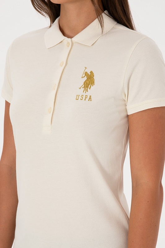 Футболка-поло U.S. Polo Assn. из хлопка, который обеспечивает воздухопроницаемость и комфорт в течение дня. Приталенный крой подчеркивает силуэт, а эластичная фактура материала обеспечивает удобную посадку. Отложной воротник и планка на пуговицах придают футболке-поло классический вид, а вышитый логотип бренда дополняет дизайн.<br />
<br />
Особенности изделия:<br />
• Приталенный крой<br />
• Отложной воротник<br />
• Планка на пуговицах<br />
• Вышитый логотип<br />
<br />
Цвет: кремовый<br />
Состав: <br />
Уход: бережная стирка при 30°C<br />
Страна производства: Турция<br />
Рост: ; Параметры: ; Размер на модели:  - G082SZ0110MTS02225_011 Футболка жен. (VR071, 2XS)