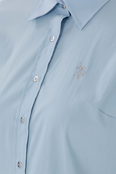 Элегантная рубашка классического кроя от U.S. Polo Assn. станет идеальным выбором для создания стильного образа. Она прекрасно подчеркивает фигуру благодаря приталенному силуэту, что позволяет выглядеть ухоженно и привлекательно в любых ситуациях. Материалы, используемые в производстве, обеспечивают комфорт и долговечность изделия, позволяя коже дышать.<br />
Данная модель отлично сочетается с как классическими брюками, так и более повседневной одеждой. Классический воротник добавляет изысканности, а продуманные детали делают изделие универсальным для любого гардероба. Подходит как для офиса, так и для неформальных встреч.<br />
Уход за этой вещью прост: она легко стирается и сохраняет свой первоначальный вид даже после множества стирок. Эта рубашка станет отличным дополнением к вашему стилю и подчеркнет ваш вкус. С ней вы всегда будете выглядеть на высоте, независимо от обстоятельств. Привнесите нотку элегантности в ваш повседневный лук с помощью этого прекрасного изделия.<br />
<br />
Цвет: <br />
Состав: <br />
Рост: ; Параметры: ; Размер на модели:  - G082SZ0040CRISY025Y Сорочка жен. (VR003, 40)