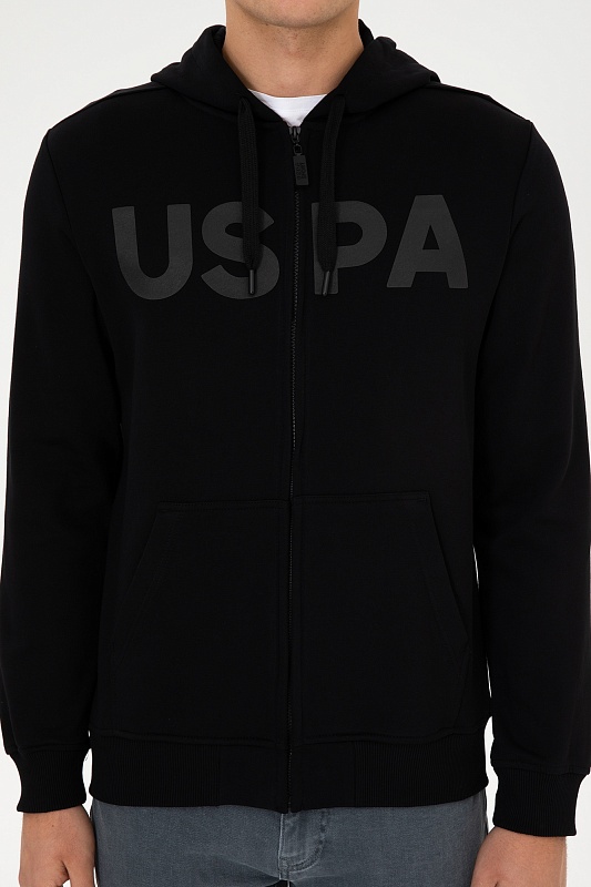 Толстовка на молнии с капюшоном от U.S. Polo Assn. — это стильный элемент гардероба, который прекрасно сочетает в себе комфорт и актуальный дизайн. Мягкий материал обеспечивает приятные ощущения при ношении, а капюшон добавляет уют и защищает от непогоды. Элементы молнии позволяют легко надевать и снимать толстовку, а свобода кроя обеспечивает хорошую подвижность и удобство. Этот предмет отлично подходит для повседневного использования, а также активного отдыха, позволяя уверенно выражать свой индивидуальный стиль.<br />
<br />
Цвет: <br />
Состав: <br />
Рост: ; Параметры: ; Размер на модели:  - G081SZ0820GARENSK025 Толстовка муж. (VR046, L)