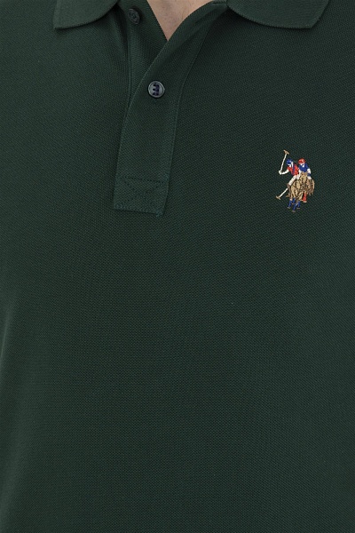 Футболка-поло U.S. Polo Assn. из хлопка станет универсальным дополнением повседневного гардероба. Отложной воротник с застежкой на пуговицы подчеркивает классический стиль изделия, а хлопковая ткань обеспечивает комфорт в течение дня. Футболка-поло дополнена лаконичным дизайном и вышитым логотипом на груди.<br />
<br />
Особенности изделия:<br />
• Отложной воротник с застежкой на пуговицы<br />
• Вышитый логотип<br />
<br />
Цвет: <br />
Состав: <br />
Уход: бережная стирка при 30°C<br />
Страна производства: Турция<br />
<br />
Рост: ; Параметры: ; Размер на модели:  - G081SZ0110TP10IY023 Футболка муж. (VR079, XL)