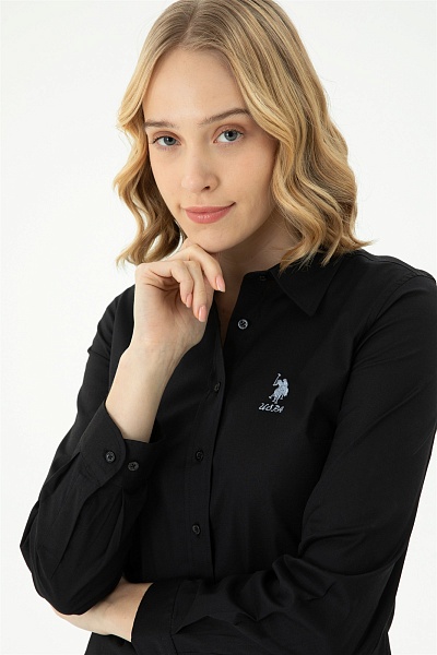 Элегантная рубашка классического кроя от U.S. Polo Assn. станет идеальным выбором для создания стильного образа. Она прекрасно подчеркивает фигуру благодаря приталенному силуэту, что позволяет выглядеть ухоженно и привлекательно в любых ситуациях. Материалы, используемые в производстве, обеспечивают комфорт и долговечность изделия, позволяя коже дышать.<br />
Данная модель отлично сочетается с как классическими брюками, так и более повседневной одеждой. Классический воротник добавляет изысканности, а продуманные детали делают изделие универсальным для любого гардероба. Подходит как для офиса, так и для неформальных встреч.<br />
Уход за этой вещью прост: она легко стирается и сохраняет свой первоначальный вид даже после множества стирок. Эта рубашка станет отличным дополнением к вашему стилю и подчеркнет ваш вкус. С ней вы всегда будете выглядеть на высоте, независимо от обстоятельств. Привнесите нотку элегантности в ваш повседневный лук с помощью этого прекрасного изделия.<br />
<br />
Цвет: <br />
Состав: <br />
Рост: ; Параметры: ; Размер на модели:  - G082GL0040SALY023K Сорочка жен. (VR046, 44)