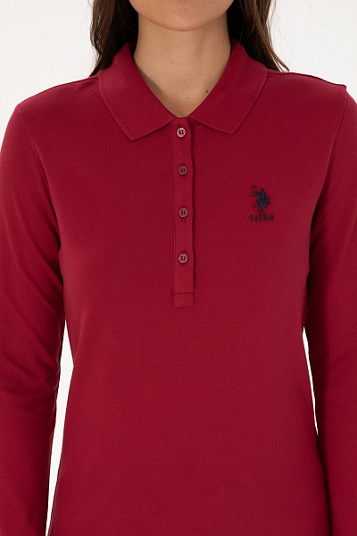 Поло U.S. Polo Assn. из хлопкового материала с длинными рукавами, которые делают модель подходящим выбором для прохладной погоды. Контрастная вышивка с логотипом бренда на груди подчеркивает фирменный стиль изделия. Отложной воротник и планка на пуговицах завершают классический дизайн поло.<br />
<br />
Особенности изделия:<br />
• Хлопок<br />
• Отложной воротник<br />
• Планка на пуговицах<br />
• Вышитый логотип<br />
<br />
Цвет: <br />
Состав: <br />
Уход: бережная стирка при 30°C<br />
Страна производства: Турция<br />
Рост: ; Параметры: ; Размер на модели:  - G082SZ0820TPG_SK025 Толстовка жен. (VR104, M)