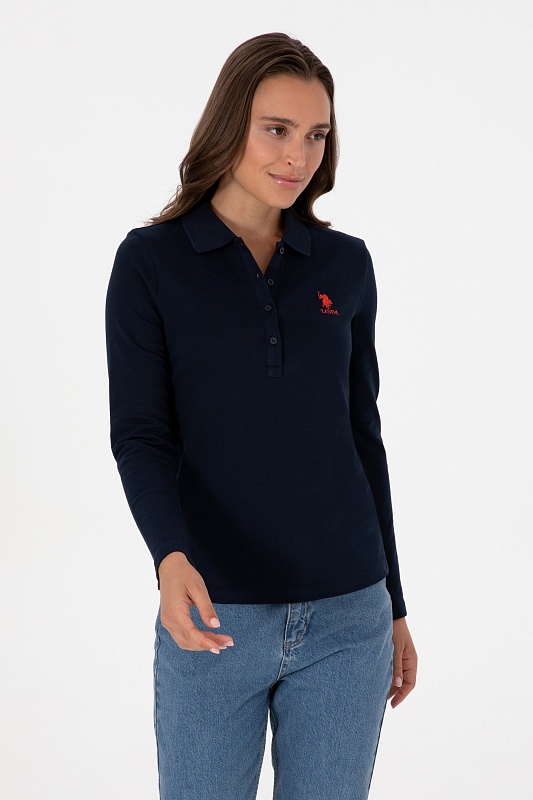 Поло U.S. Polo Assn. из хлопкового материала с длинными рукавами, которые делают модель подходящим выбором для прохладной погоды. Контрастная вышивка с логотипом бренда на груди подчеркивает фирменный стиль изделия. Отложной воротник и планка на пуговицах завершают классический дизайн поло.<br />
<br />
Особенности изделия:<br />
• Хлопок<br />
• Отложной воротник<br />
• Планка на пуговицах<br />
• Вышитый логотип<br />
<br />
Цвет: темно-синий<br />
Состав: <br />
Уход: бережная стирка при 30°C<br />
Страна производства: Турция<br />
Рост: ; Параметры: ; Размер на модели:  - G082SZ0820TPG_SK025 Толстовка жен. (VR033, S)
