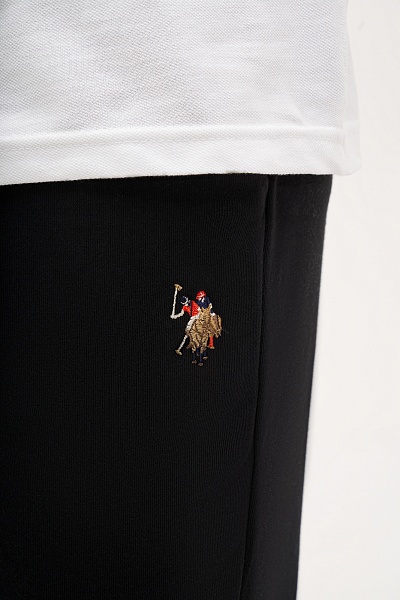 портивные брюки U.S. Polo Assn. сочетают комфорт и функциональность для повседневной носки. Эластичный пояс обеспечивает удобную посадку, а манжеты по низу брючин помогают сохранить аккуратный силуэт. Боковые карманы делают модель практичной, а вышивка фирменного логотипа подчеркивает узнаваемый стиль бренда.<br />
<br />
Особенности изделия:<br />
• Эластичный пояс<br />
• Манжеты по низу брючин<br />
• Зауженный крой<br />
• Боковые карманы<br />
• Вышивка логотипа<br />
<br />
Цвет: <br />
Состав: <br />
Уход: бережная стирка при 30°C<br />
Страна производства: Турция<br />
Рост: ; Параметры: ; Размер на модели:  - G081SZ0OP0HEROLDKS024_R Брюки спорт. муж. (VR046, XS)