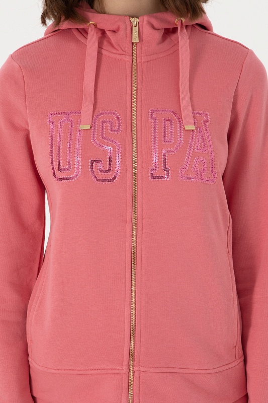 Толстовка на молнии с капюшоном от U.S. Polo Assn. — это стильный элемент гардероба, который прекрасно сочетает в себе комфорт и актуальный дизайн. Мягкий материал обеспечивает приятные ощущения при ношении, а капюшон добавляет уют и защищает от непогоды. Элементы молнии позволяют легко надевать и снимать толстовку, а свобода кроя обеспечивает хорошую подвижность и удобство. Этот предмет отлично подходит для повседневного использования, а также активного отдыха, позволяя уверенно выражать свой индивидуальный стиль.<br />
<br />
Цвет: розовый<br />
Состав: <br />
Рост: ; Параметры: ; Размер на модели:  - G082SZ0820SW0125 Толстовка жен. (VR167, S)