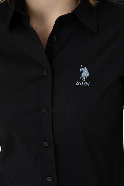 Элегантная рубашка классического кроя от U.S. Polo Assn. станет идеальным выбором для создания стильного образа. Она прекрасно подчеркивает фигуру благодаря приталенному силуэту, что позволяет выглядеть ухоженно и привлекательно в любых ситуациях. Материалы, используемые в производстве, обеспечивают комфорт и долговечность изделия, позволяя коже дышать.<br />
Данная модель отлично сочетается с как классическими брюками, так и более повседневной одеждой. Классический воротник добавляет изысканности, а продуманные детали делают изделие универсальным для любого гардероба. Подходит как для офиса, так и для неформальных встреч.<br />
Уход за этой вещью прост: она легко стирается и сохраняет свой первоначальный вид даже после множества стирок. Эта рубашка станет отличным дополнением к вашему стилю и подчеркнет ваш вкус. С ней вы всегда будете выглядеть на высоте, независимо от обстоятельств. Привнесите нотку элегантности в ваш повседневный лук с помощью этого прекрасного изделия.<br />
<br />
Цвет: <br />
Состав: <br />
Рост: ; Параметры: ; Размер на модели:  - G082GL0040SALY023K Сорочка жен. (VR046, 44)