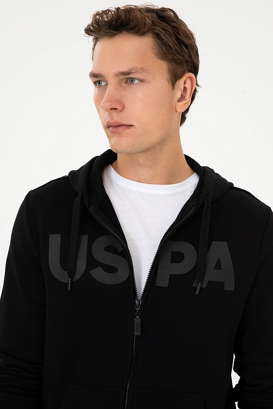Толстовка на молнии с капюшоном от U.S. Polo Assn. — это стильный элемент гардероба, который прекрасно сочетает в себе комфорт и актуальный дизайн. Мягкий материал обеспечивает приятные ощущения при ношении, а капюшон добавляет уют и защищает от непогоды. Элементы молнии позволяют легко надевать и снимать толстовку, а свобода кроя обеспечивает хорошую подвижность и удобство. Этот предмет отлично подходит для повседневного использования, а также активного отдыха, позволяя уверенно выражать свой индивидуальный стиль.<br />
<br />
Цвет: <br />
Состав: <br />
Рост: ; Параметры: ; Размер на модели:  - G081SZ0820GARENSK025 Толстовка муж. (VR046, L)