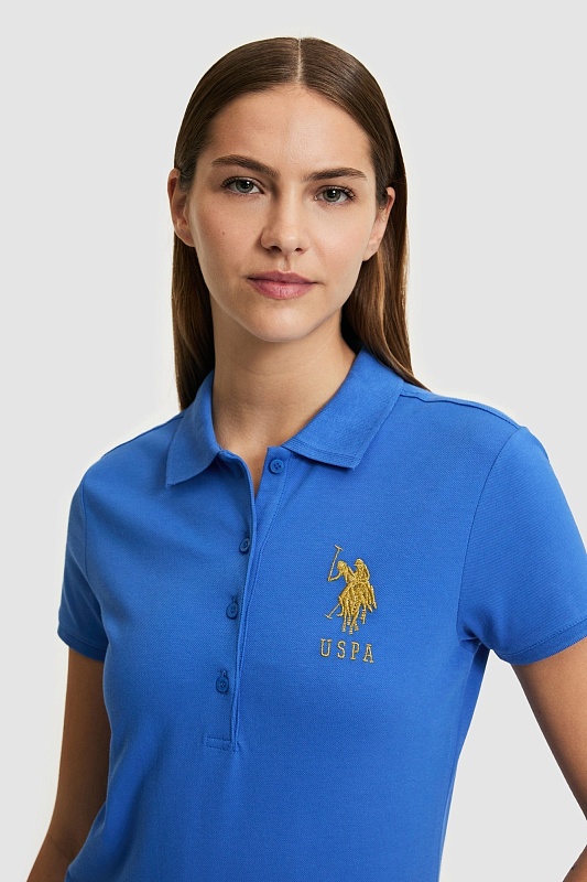 Футболка-поло U.S. Polo Assn. из хлопка, который обеспечивает воздухопроницаемость и комфорт в течение дня. Приталенный крой подчеркивает силуэт, а эластичная фактура материала обеспечивает удобную посадку. Отложной воротник и планка на пуговицах придают футболке-поло классический вид, а вышитый логотип бренда дополняет дизайн.<br />
<br />
Особенности изделия:<br />
• Приталенный крой<br />
• Отложной воротник<br />
• Планка на пуговицах<br />
• Вышитый логотип<br />
<br />
Цвет: синий<br />
Состав: <br />
Уход: бережная стирка при 30°C<br />
Страна производства: Турция<br />
Рост: ; Параметры: ; Размер на модели:  - G082SZ0110MTS02225_011 Футболка жен. (VR028, 2XS)