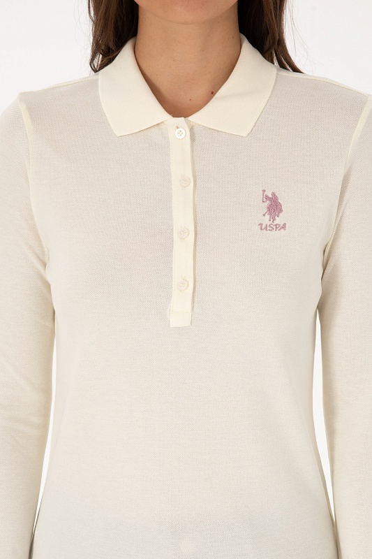 Поло U.S. Polo Assn. из хлопкового материала с длинными рукавами, которые делают модель подходящим выбором для прохладной погоды. Контрастная вышивка с логотипом бренда на груди подчеркивает фирменный стиль изделия. Отложной воротник и планка на пуговицах завершают классический дизайн поло.<br />
<br />
Особенности изделия:<br />
• Хлопок<br />
• Отложной воротник<br />
• Планка на пуговицах<br />
• Вышитый логотип<br />
<br />
Цвет: молочный<br />
Состав: <br />
Уход: бережная стирка при 30°C<br />
Страна производства: Турция<br />
Рост: ; Параметры: ; Размер на модели:  - G082SZ0820TPG_SK025 Толстовка жен. (VR256, S)