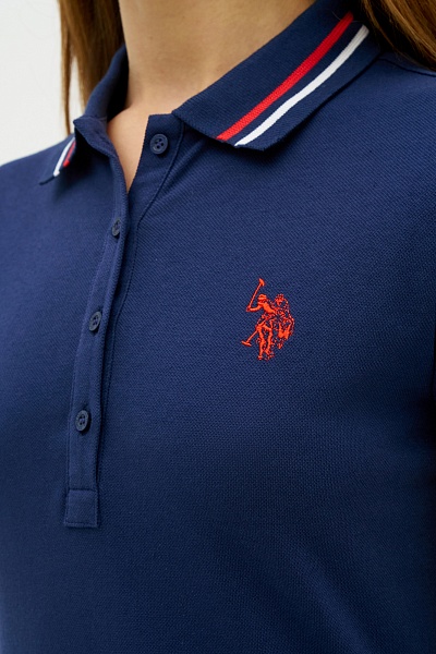 Платье-поло U.S. Polo Assn. из хлопка подчеркивает фигуру благодаря приталенному силуэту. Воротник поло и планка с пуговицами сохраняют характерные элементы спортивного стиля, а контрастная отделка воротника служит выразительным акцентом. Вышитый логотип на груди подчеркивает фирменную эстетику бренда, а длина мини делает образ легким и динамичным.<br />
<br />
Особенности изделия:<br />
• Хлопок<br />
• Приталенный силуэт<br />
• Воротник поло с контрастной отделкой<br />
• Планка с пуговицами<br />
• Длина мини<br />
• Вышитый логотип на груди<br />
<br />
Цвет: <br />
Состав: <br />
Уход: бережная стирка при 30°C<br />
Страна производства: Турция<br />
Рост: ; Параметры: ; Размер на модели:  - G082SZ0750R_MURDA Платье жен. (VR033, XS)